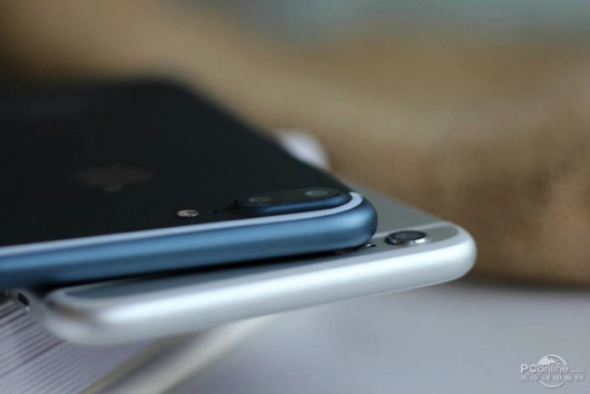 iOS10が動作するディープブルーのiPhone7 Plus画像