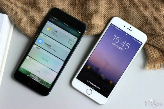 iOS10が動作するディープブルーのiPhone7 Plus画像