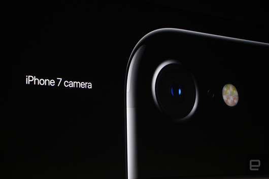 カメラはフラッシュ増設でiPhone6s比で50％明るく！